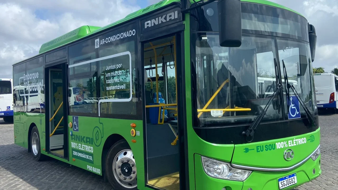 Trampolim da Vitória testa ônibus elétrico com wi-fi e ar-condicionado na Grande Natal