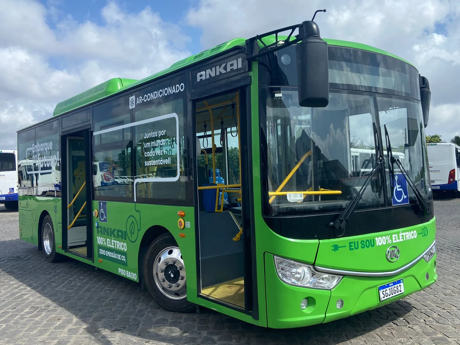 Trampolim da Vitória testa ônibus elétrico com wi-fi e ar-condicionado na Grande Natal