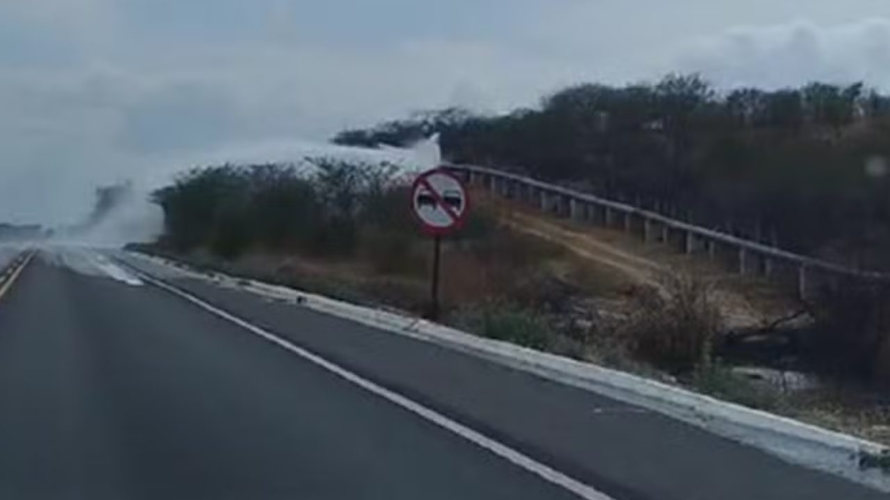 Tubulacao de adutora rompe e jorra agua sobre a BR 304 no RN