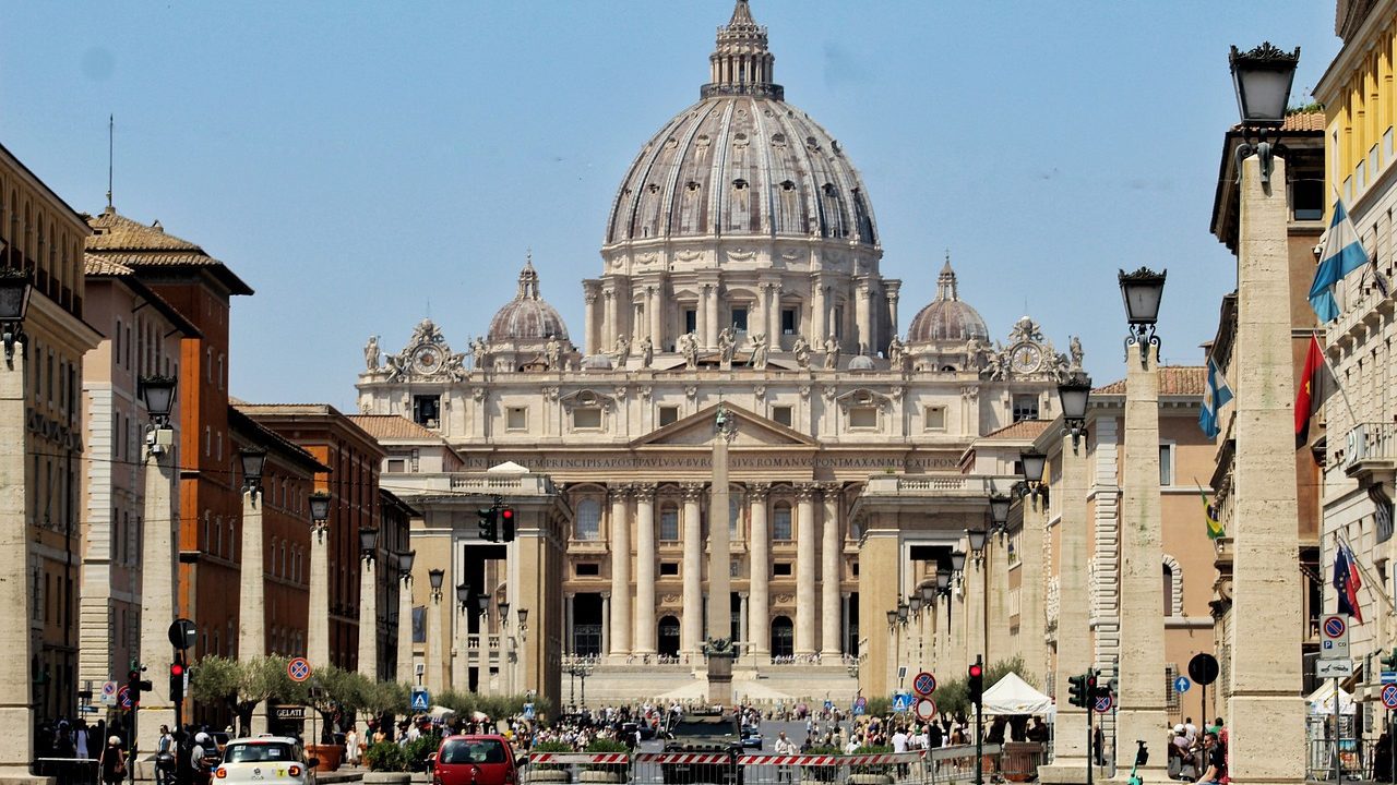 Vaticano permite sacerdocio a gays celibatarios mas veta promocao da cultura gay