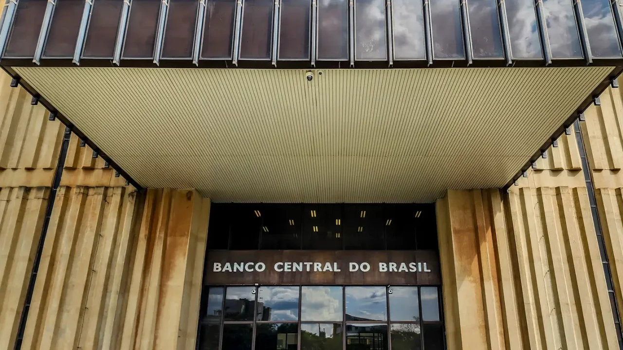 Banco Central anuncia primeira intervenção no câmbio em 2025