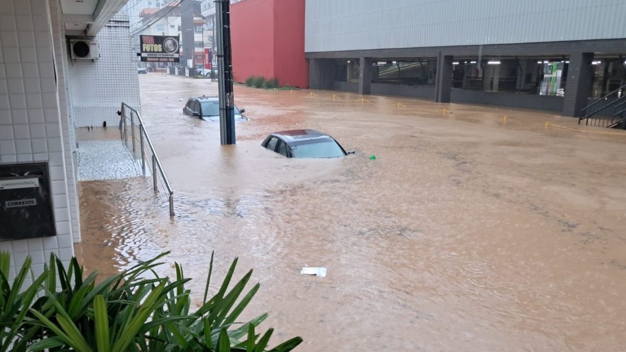 Chuvas levam quatro cidades a decretar emergência em Santa Catarina