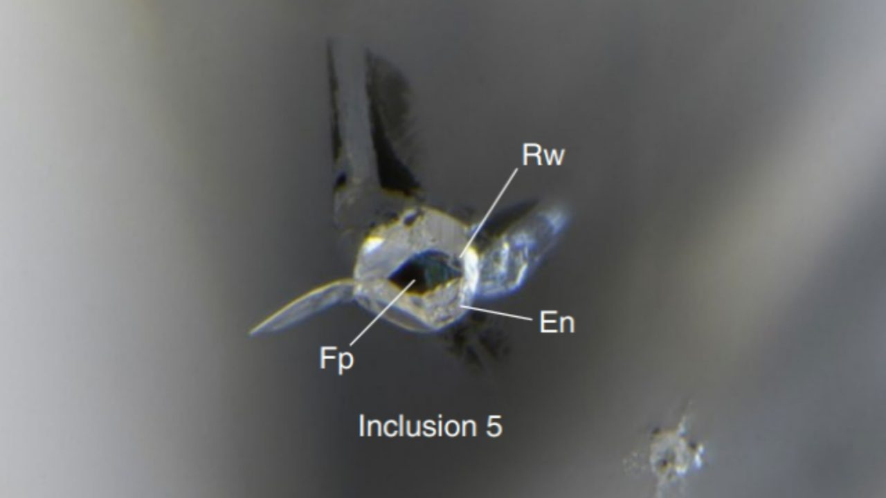 Diamante revela ambiente rico em água a 660 km de profundidade na Terra