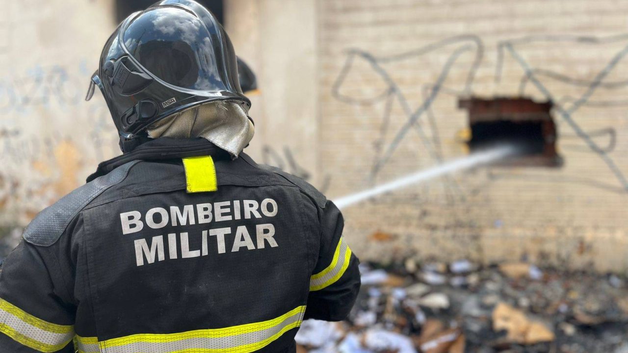 Bombeiros combatem incêndio em casa na Grande Natal