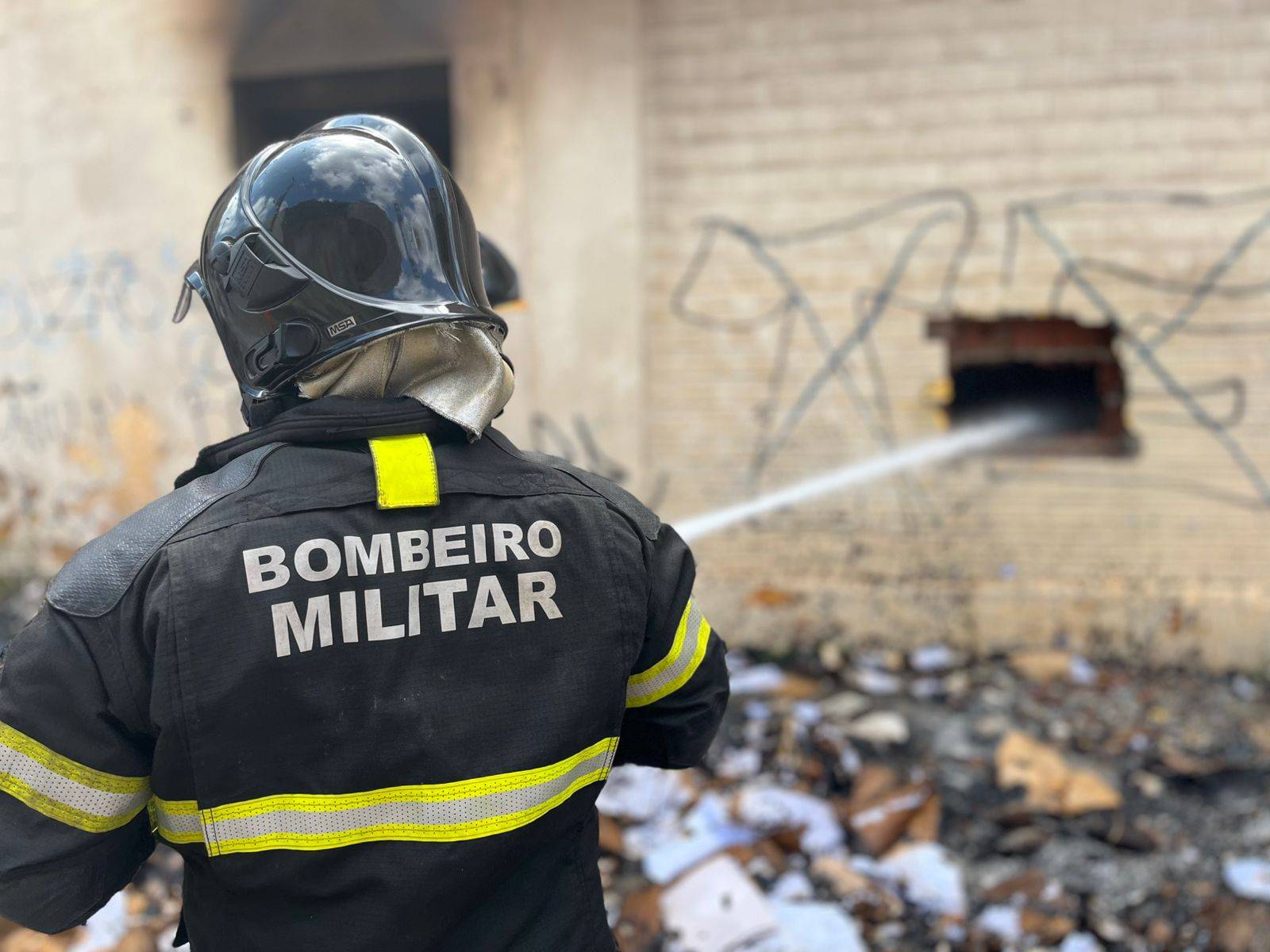 Bombeiros combatem incêndio em casa na Grande Natal