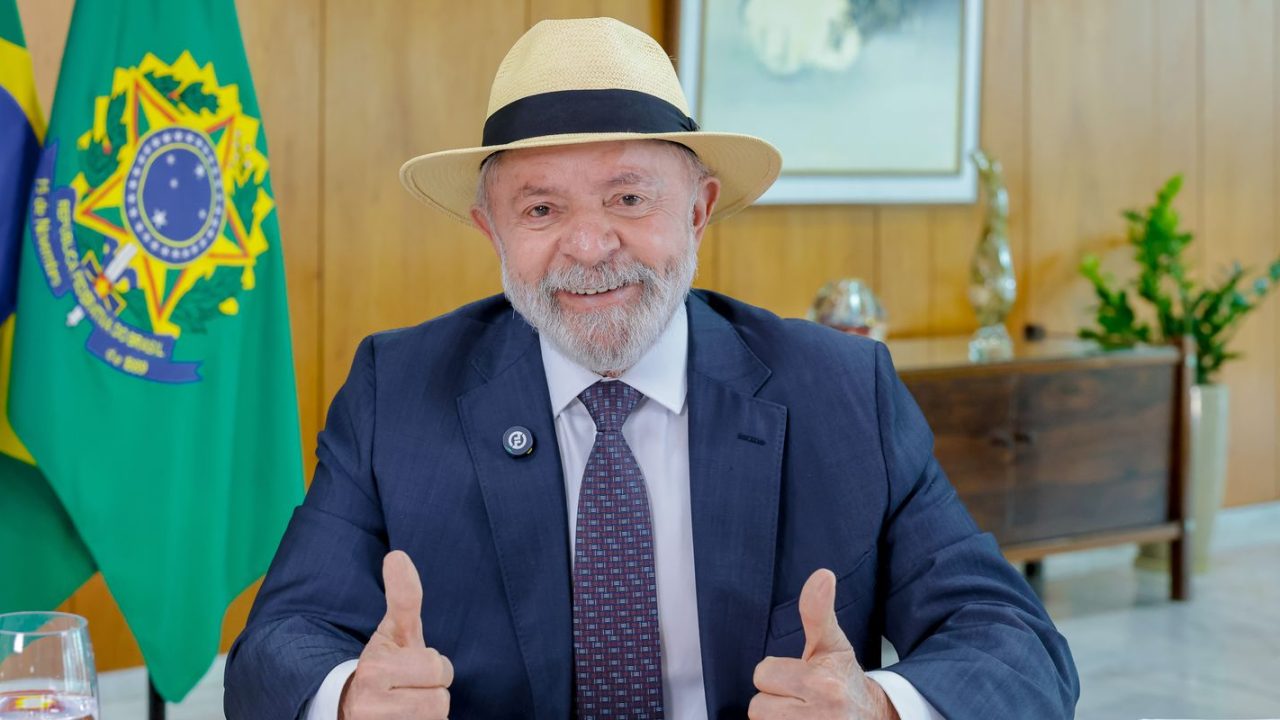 Lula faz exames de imagem da cabeça e está liberado para viagens