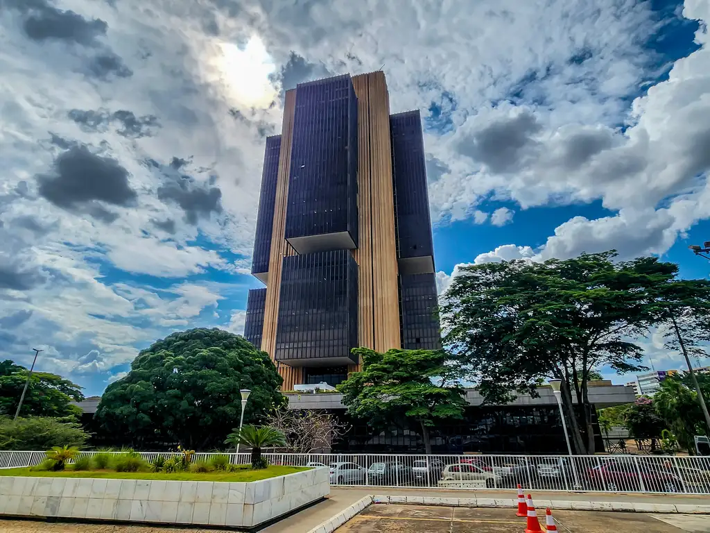 Mercados hoje: semana começa com expectativa quanto à Super Quarta
