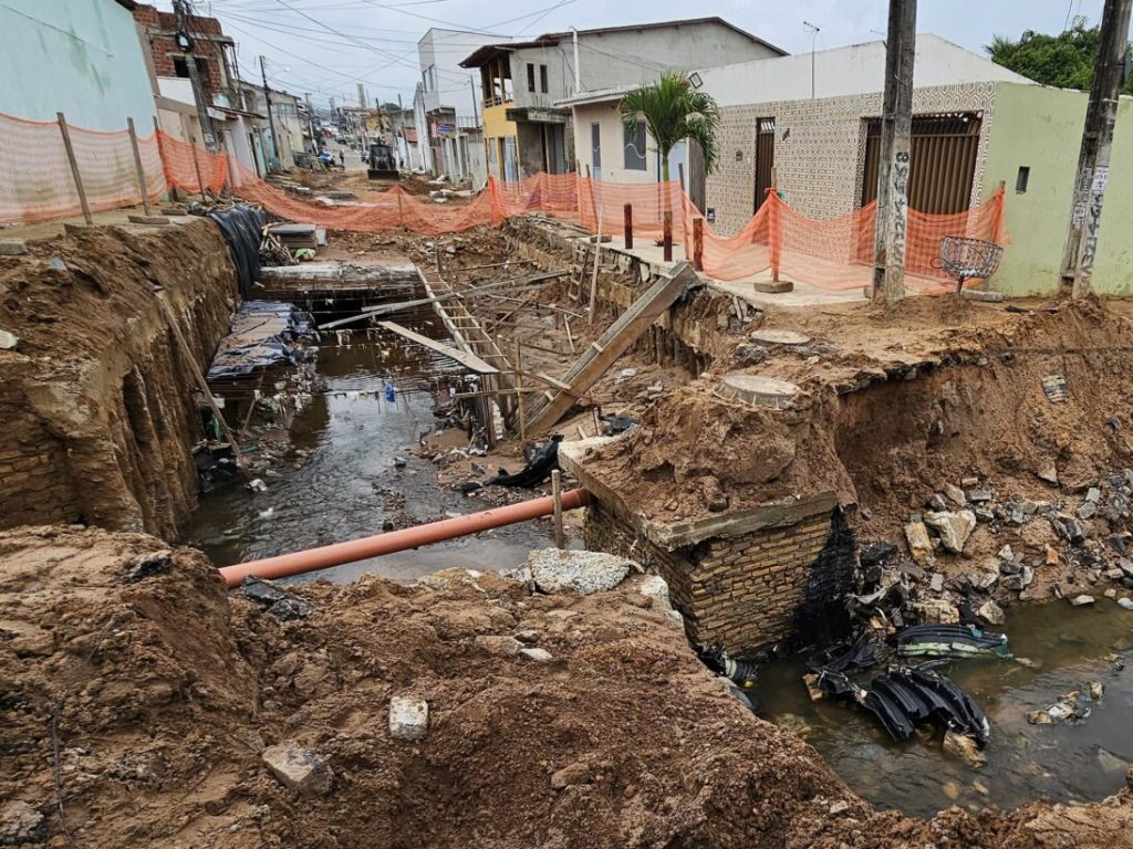 Obra de drenagem onde retroescavadeira caiu deve ser finalizada até fevereiro, diz Seinfra