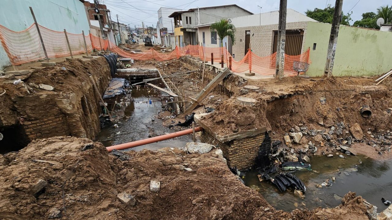 Obra de drenagem onde retroescavadeira caiu deve ser finalizada até fevereiro, diz Seinfra