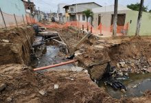 Obra de drenagem onde retroescavadeira caiu deve ser finalizada até fevereiro, diz Seinfra