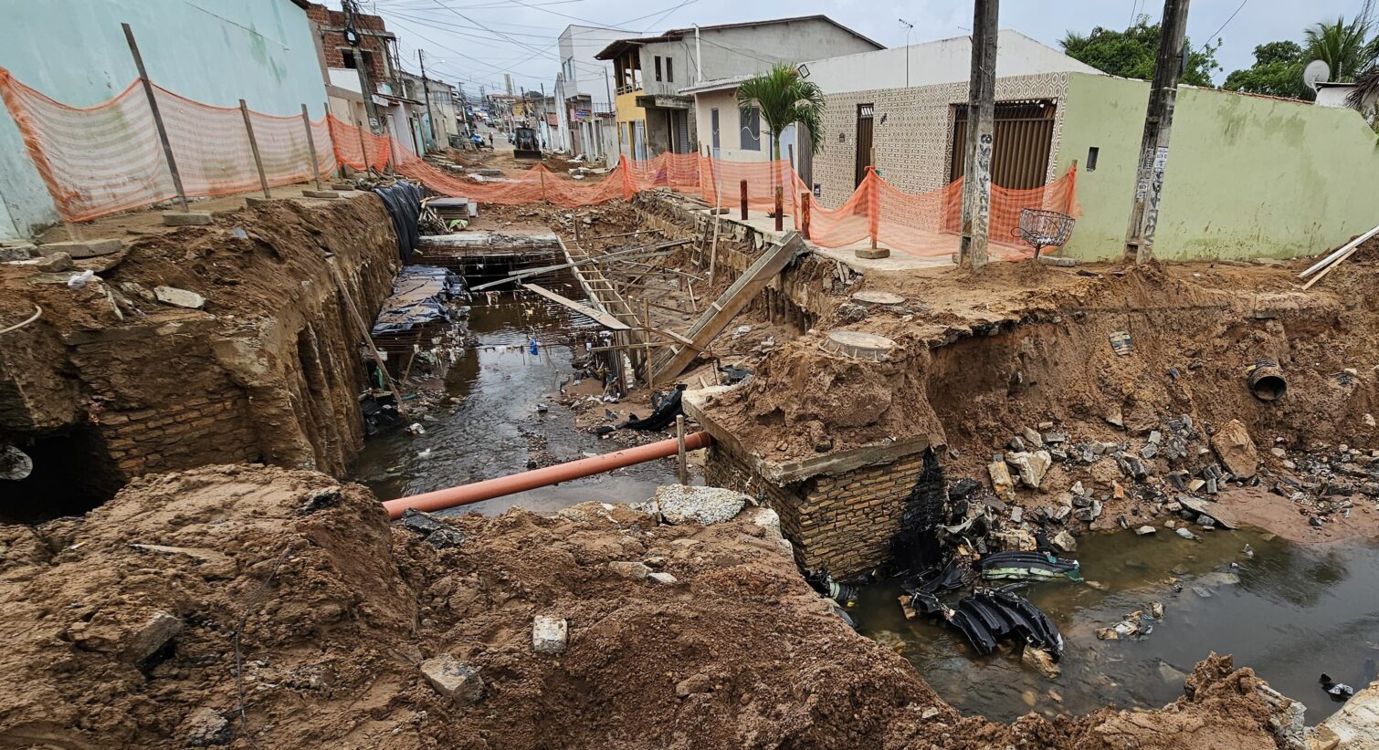 Obra de drenagem onde retroescavadeira caiu deve ser finalizada até fevereiro, diz Seinfra