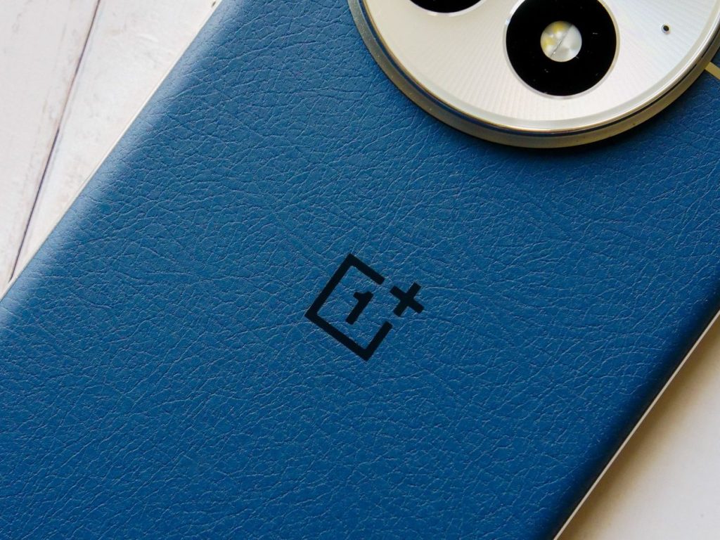 OnePlus 13 recebe atualização com melhorias na câmera e suporte à inteligência artificial Gemini Nano