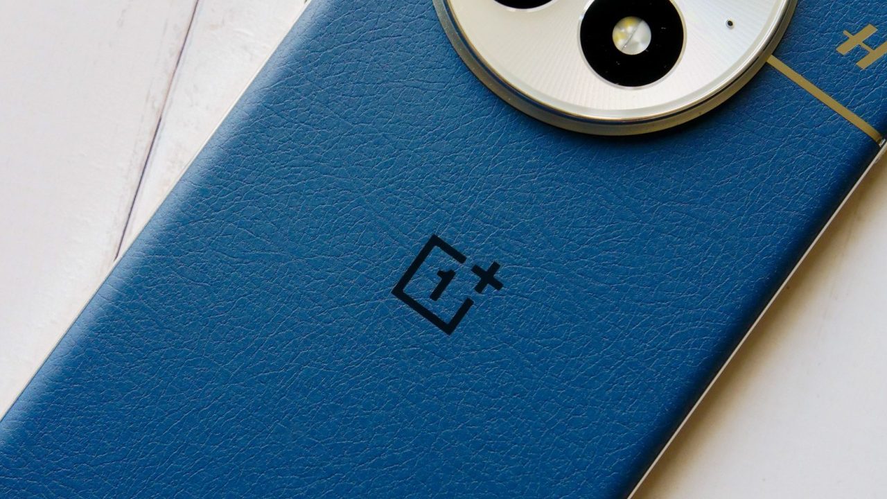 OnePlus 13 recebe atualização com melhorias na câmera e suporte à inteligência artificial Gemini Nano