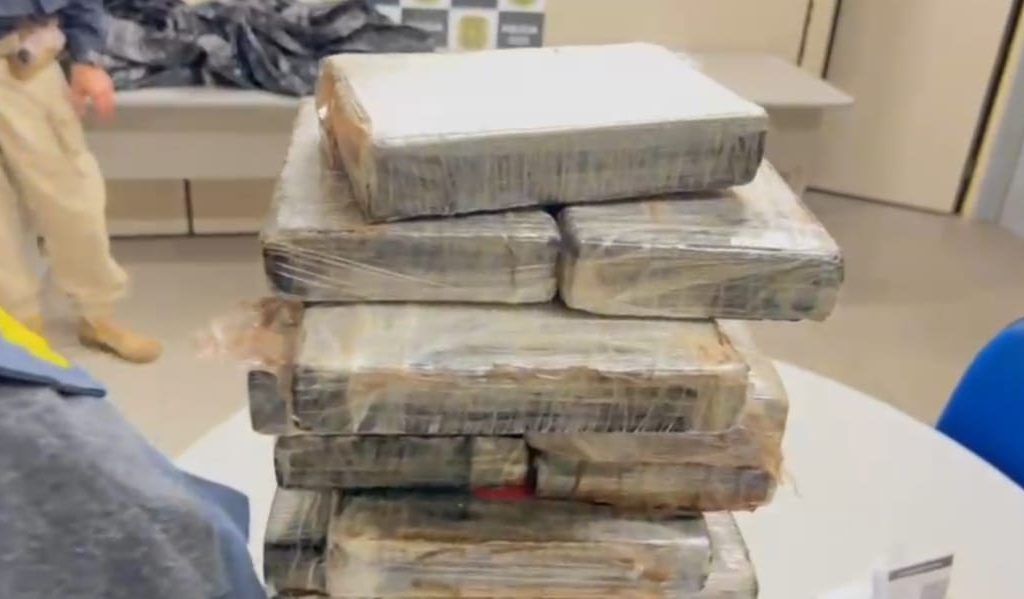 PRF apreende 27 kg de cocaína em caixa de som durante fiscalização na BR-304