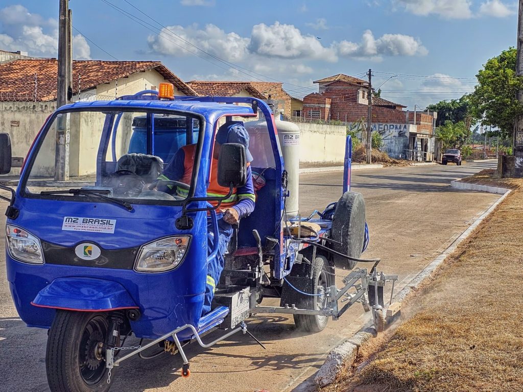 INOVAÇÃO: Semsur inicia mutirões de limpeza com uso de veículo mecanizado para pintura de meio-fio