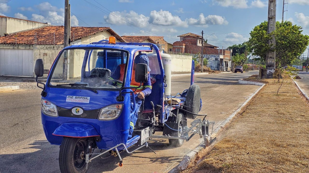 INOVAÇÃO: Semsur inicia mutirões de limpeza com uso de veículo mecanizado para pintura de meio-fio