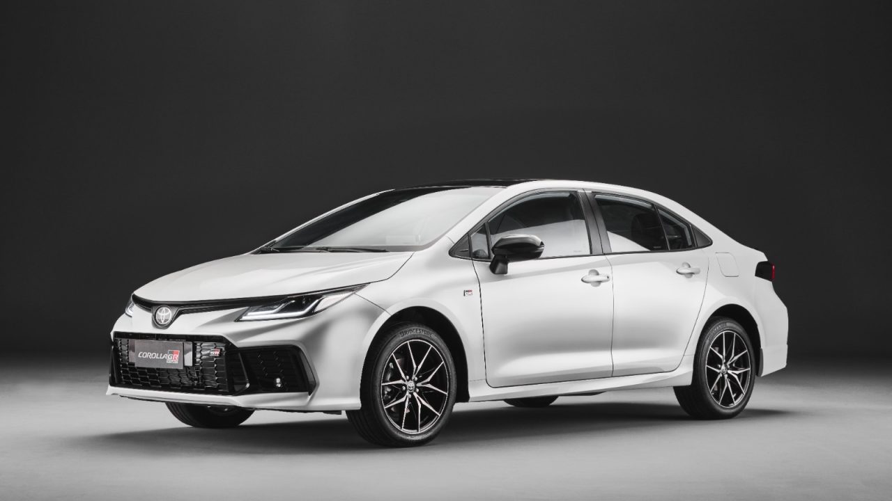 Toyota Corolla recebe atualizações na linha 2025 e novo design na versão GR-Sport