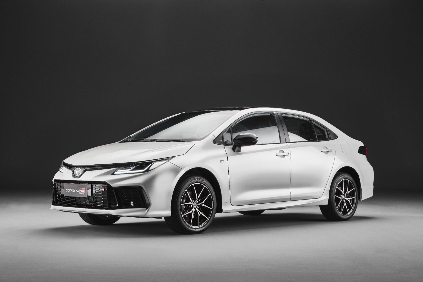 Toyota Corolla recebe atualizações na linha 2025 e novo design na versão GR-Sport