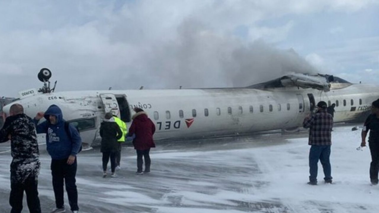 Avião de passageiros capota em aeroporto canadense