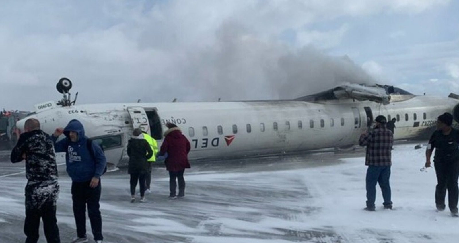 Avião de passageiros capota em aeroporto canadense