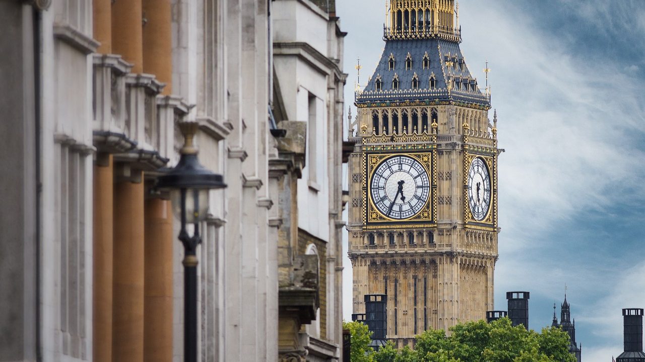 Bolsas europeias sobem impulsionadas por corte de juros do Banco da Inglaterra e otimismo político