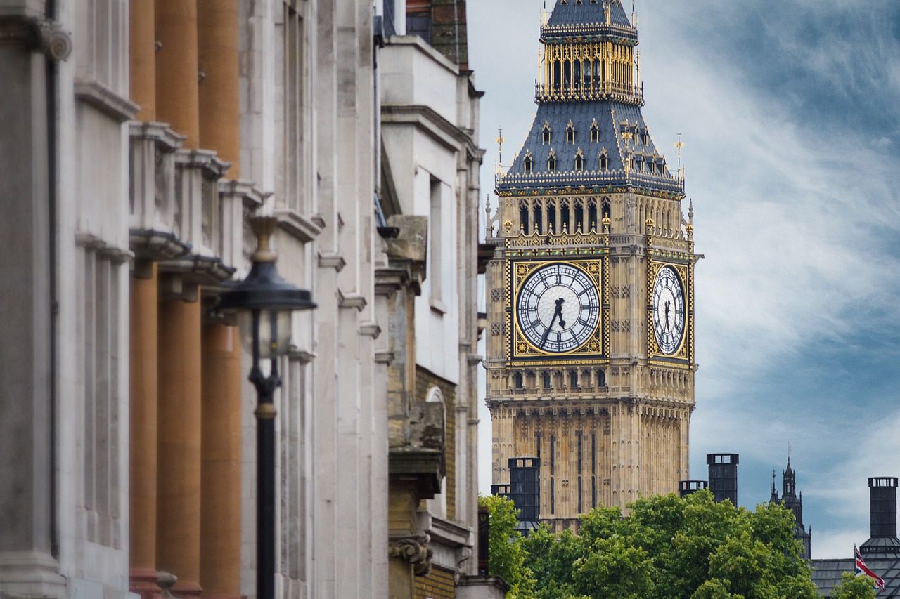 Bolsas europeias sobem impulsionadas por corte de juros do Banco da Inglaterra e otimismo político