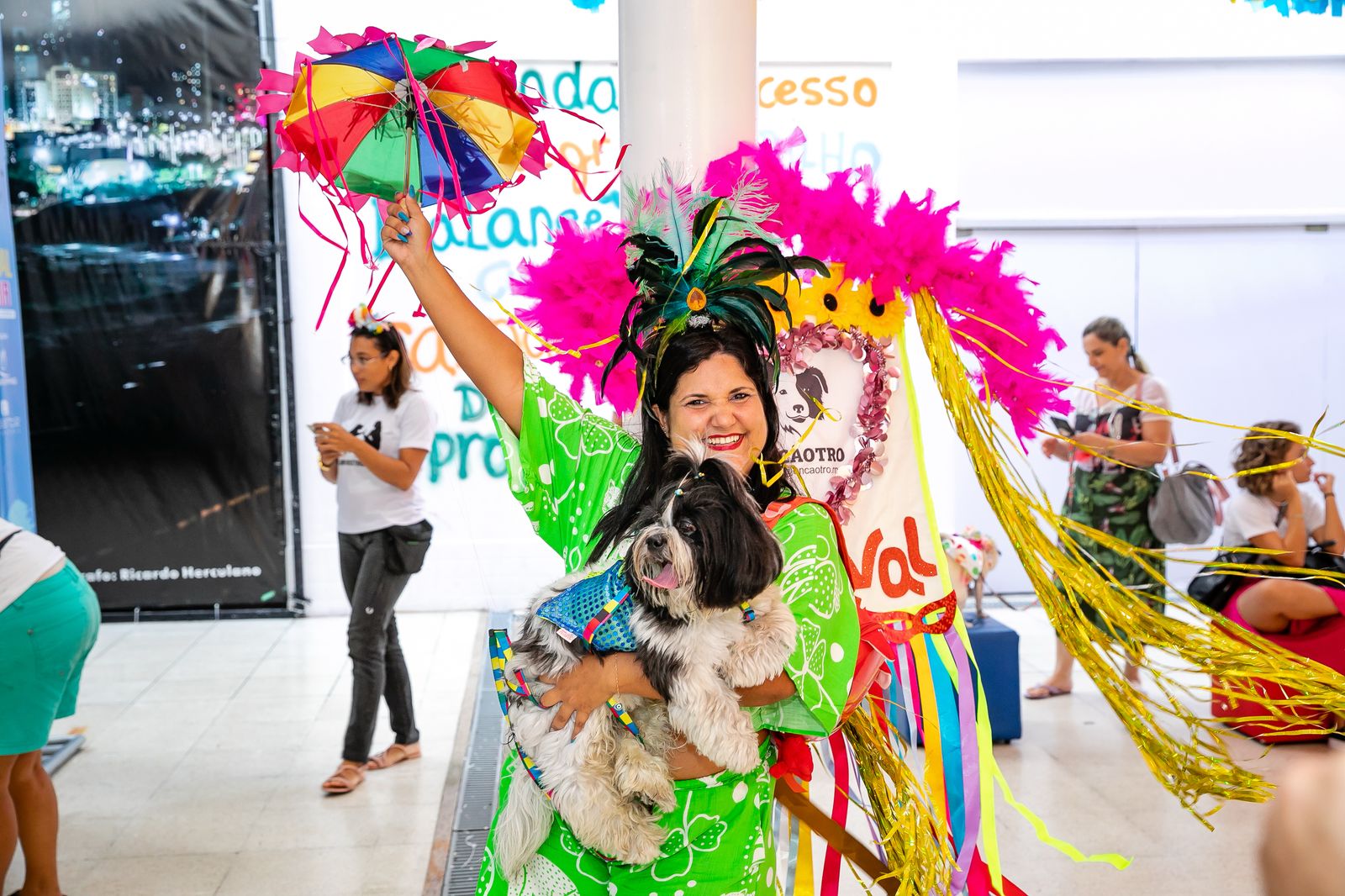 Blocão do Encãotro agita o Praia Shopping com programação especial para pets e tutores no Carnaval