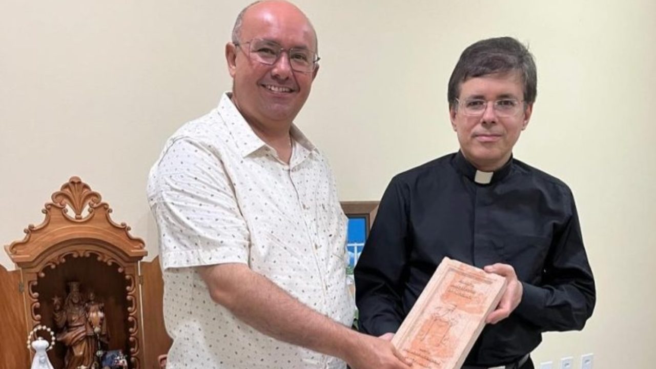 Catedral de Caicó recebe tijolo da Porta Santa da Basílica de São Pedro em sinal de comunhão com o Vaticano