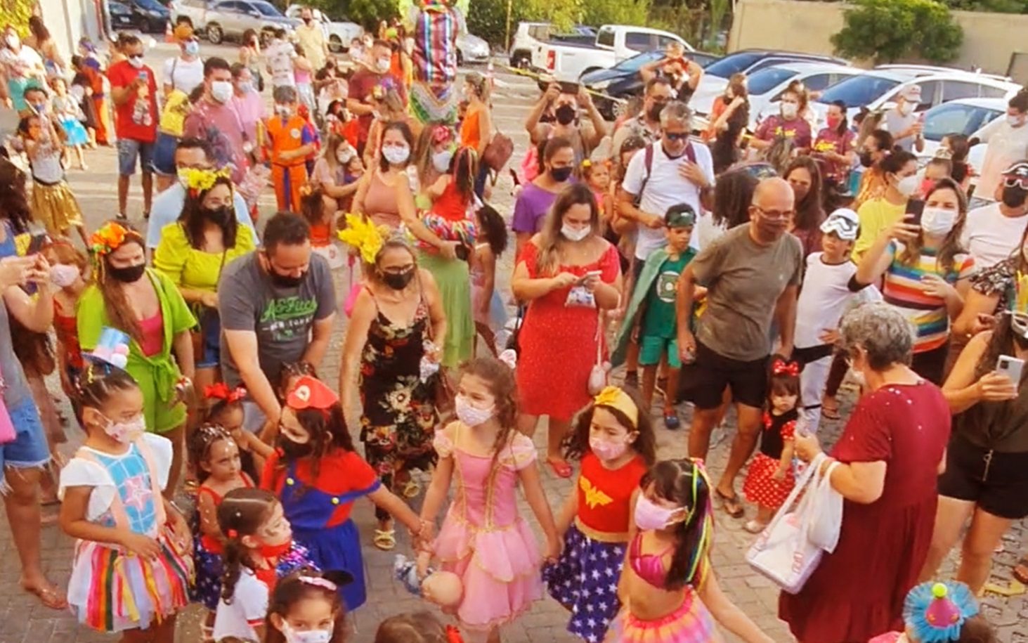 Com bandinha e brincadeiras, Shopping Cidade Verde realiza bailinho de Carnaval inclusivo