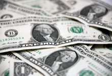 Dólar sobe com investidores de olho na ata do Fed; Ibovespa opera estável