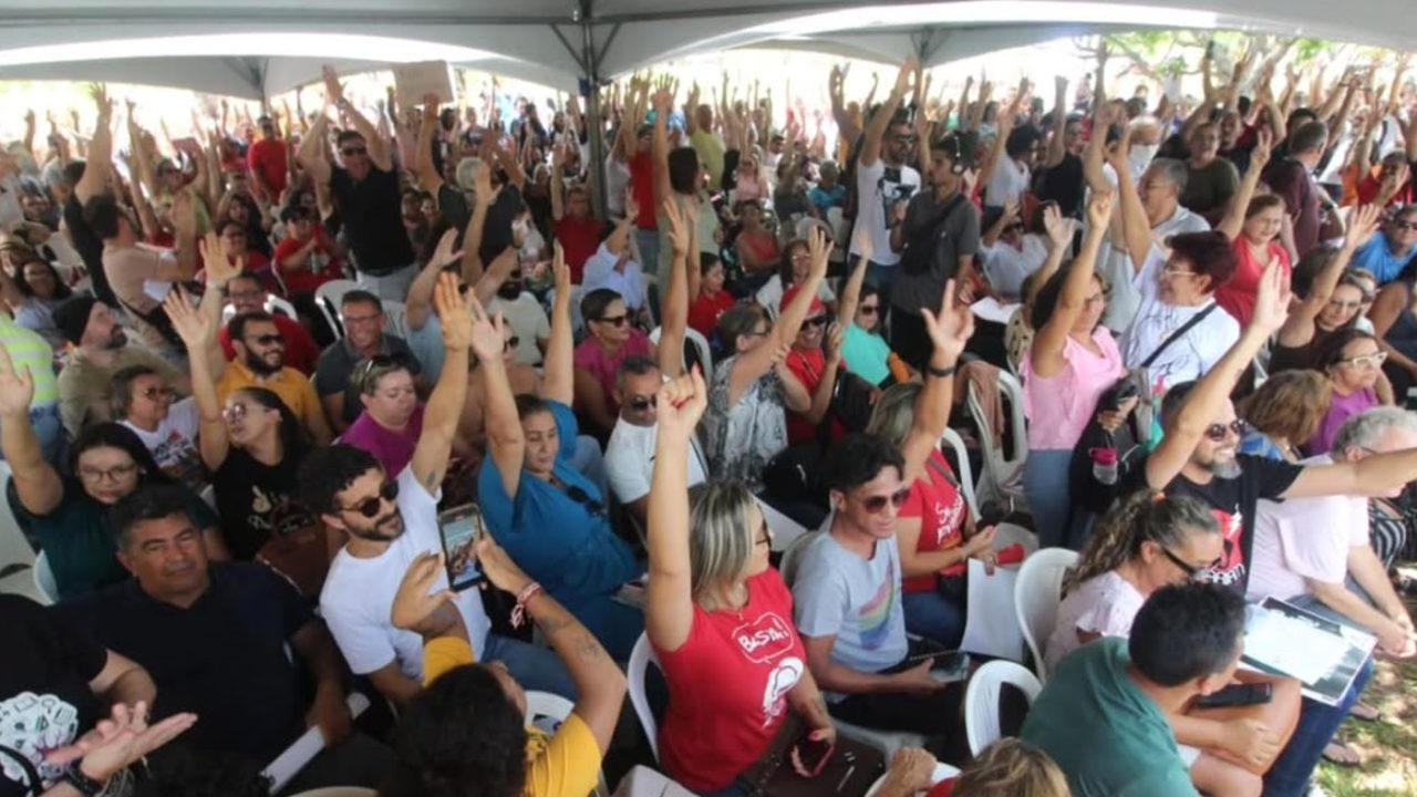 Professores da rede estadual do RN aprovam indicativo de greve por tempo indeterminado