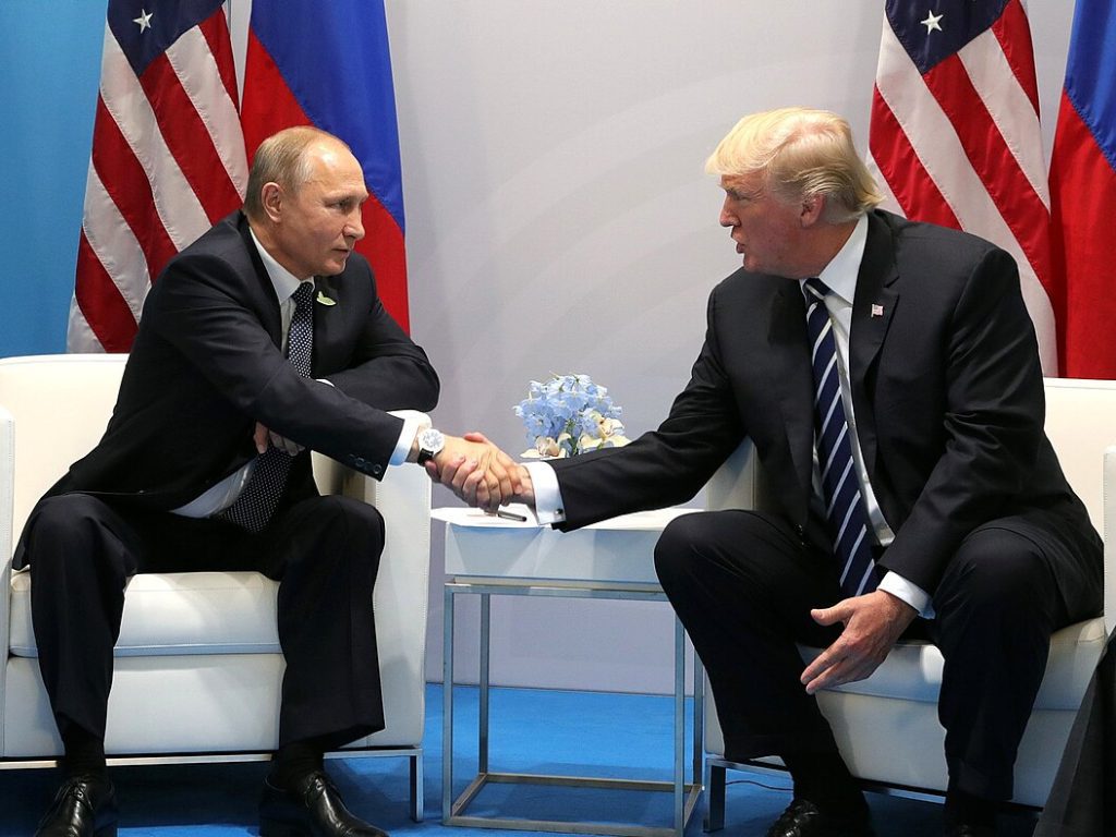 Vladimir Putin e Donald Trump se encontram na Cúpula do G-20 em Hamburgo em 2017