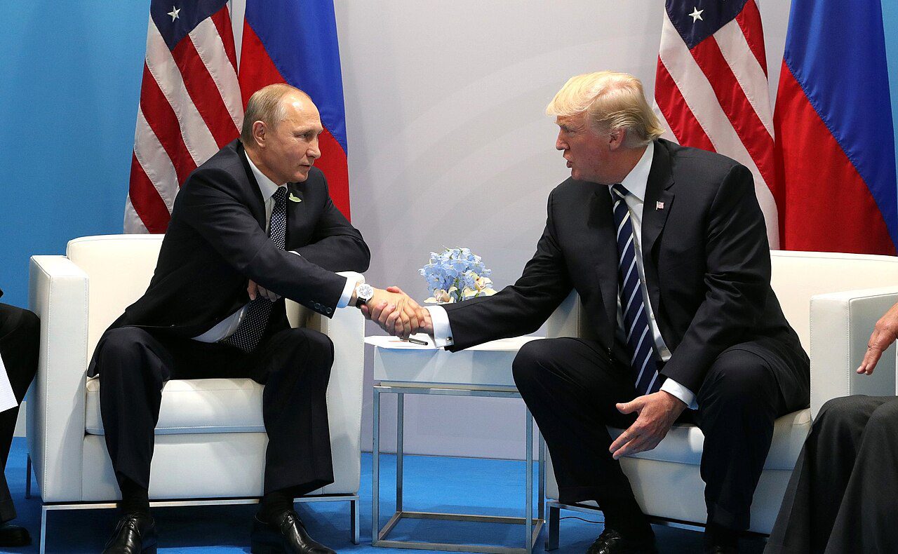 Vladimir Putin e Donald Trump se encontram na Cúpula do G-20 em Hamburgo em 2017