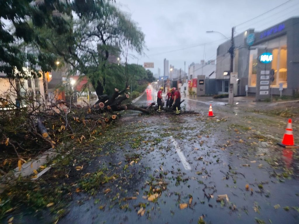 Natal enfrenta transtornos com alagamentos após fortes chuvas; Inmet eleva alerta