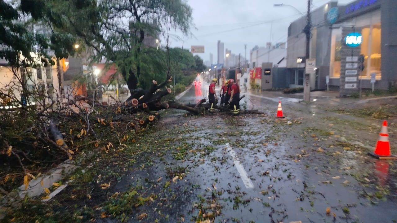 Natal enfrenta transtornos com alagamentos após fortes chuvas; Inmet eleva alerta