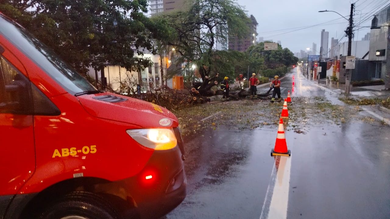 Natal enfrenta transtornos com alagamentos após fortes chuvas; Inmet eleva alerta