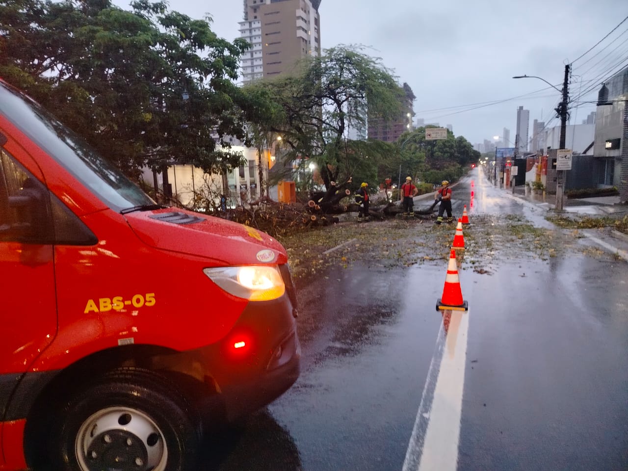 Natal enfrenta transtornos com alagamentos após fortes chuvas; Inmet eleva alerta