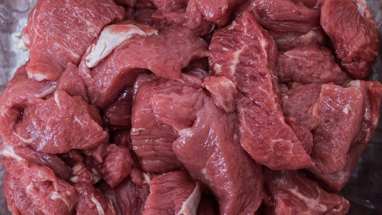 China suspende importação de carne bovina de três frigoríficos brasileiros