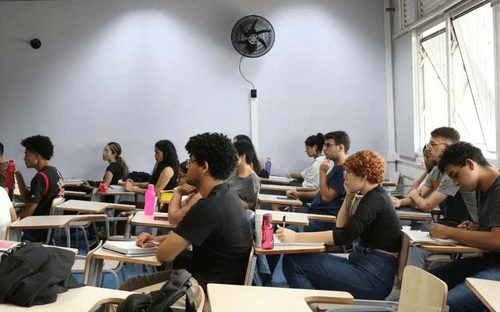 Para candidatos mais experientes, a opção de estudar por conta própria é viável, enquanto os iniciantes podem se beneficiar mais investindo em um cursinho preparatório, pensando no Enem dos Concursos. (Foto: Agência Brasil)
