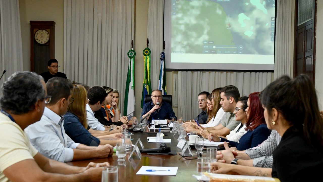 Em reunião sobre as chuvas, prefeito Paulinho Freire anuncia ida a Brasília em busca de recursos