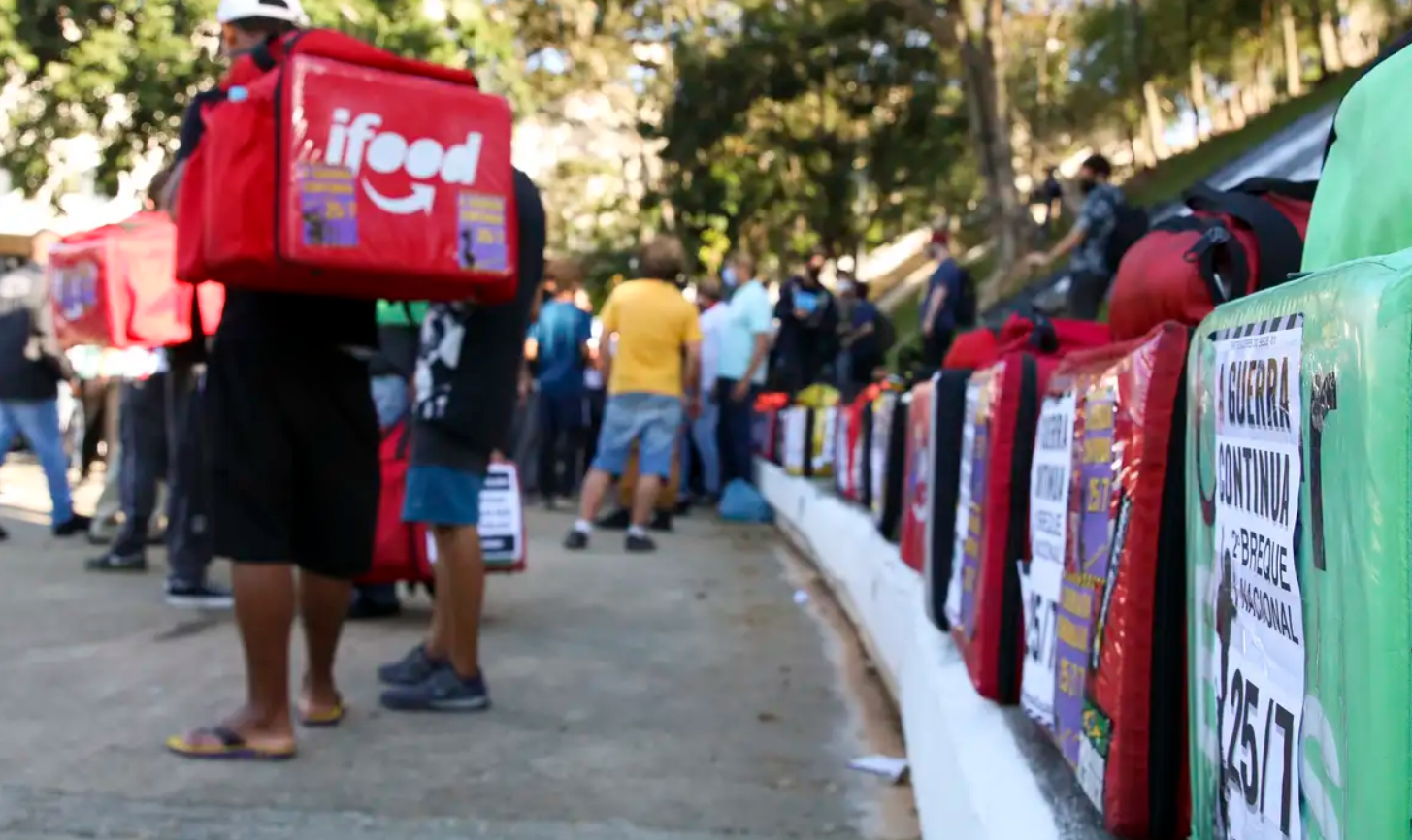 Entregadores de aplicativos se reúnem em frente à prefeitura de Natal para realizar uma manifestação em forma de protesto contra o veto dado pelo prefeito Álvaro Dias no Projeto de Lei n.º 586/2023 - (Foto: Rovena Rosa/Agência Brasil)