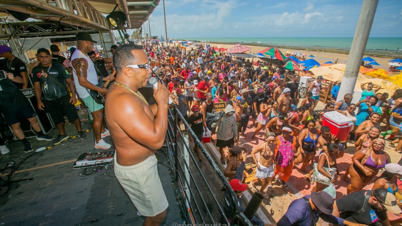 Foliões lotam a Praia do Meio em Natal com Sergynho Pimenta e Gasparzinho no Pranchão