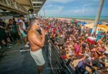 Foliões lotam a Praia do Meio em Natal com Sergynho Pimenta e Gasparzinho no Pranchão