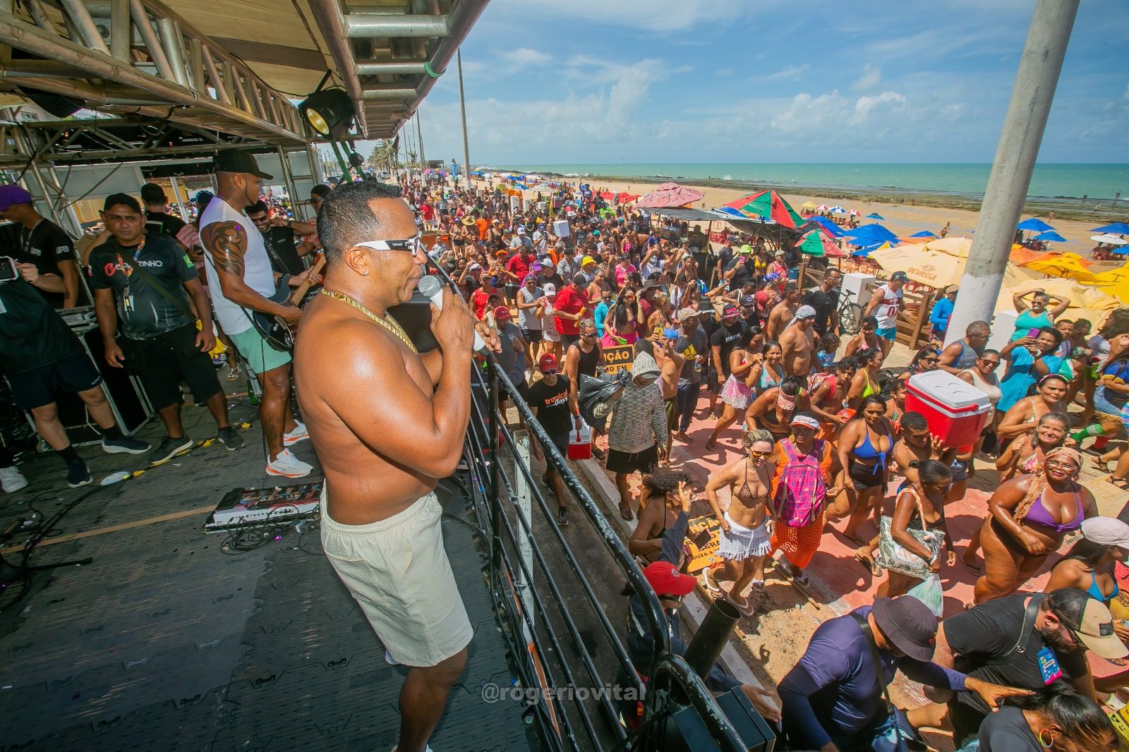 Foliões lotam a Praia do Meio em Natal com Sergynho Pimenta e Gasparzinho no Pranchão