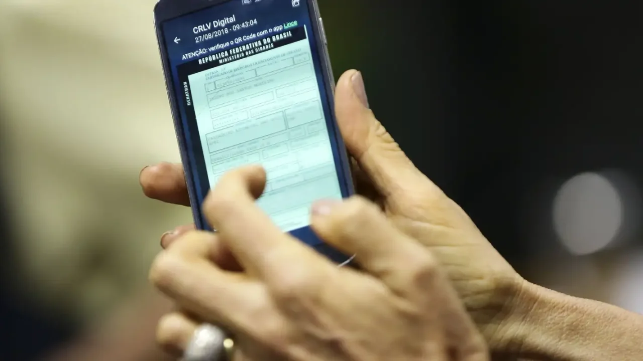 Versão digital do Certificado de Registro e Licenciamento de Veículo (CRLV). Esse documento é emitido após o pagamento da taxa do licenciamento do veículo e possui informações como características do veículo, pagamento do IPVA, DPVAT e ano em exercício (Foto: Agência Brasil)