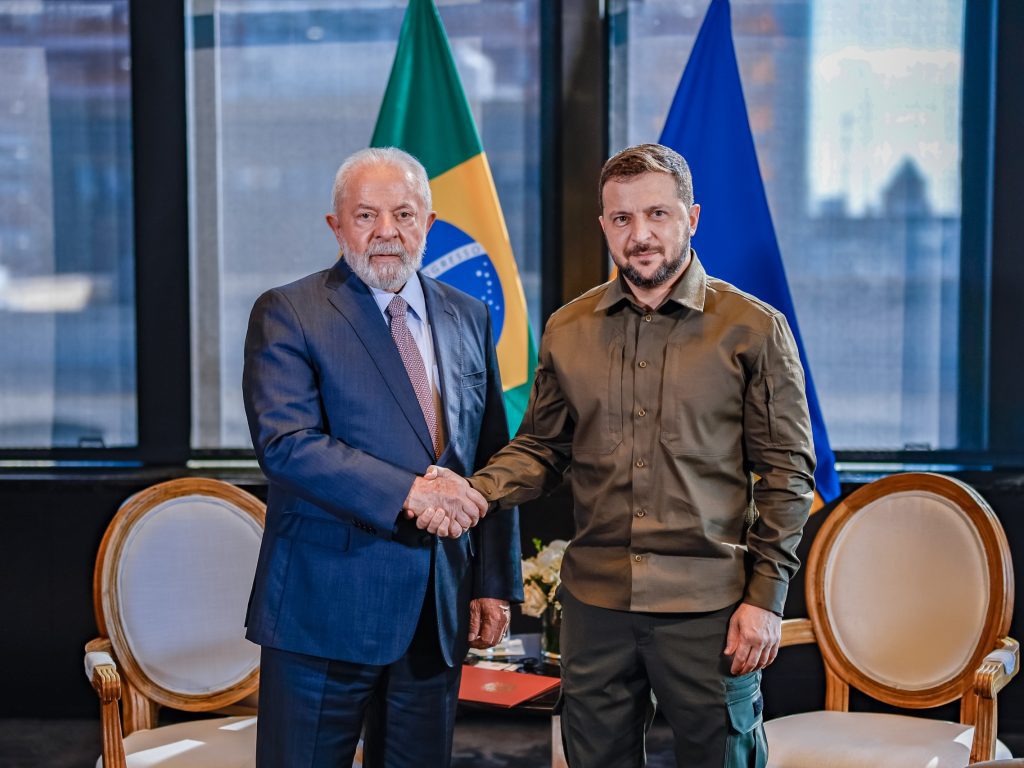 Lula critica Trump por 'humilhação' a Zelensky e defende solução pacífica para guerra na Ucrânia