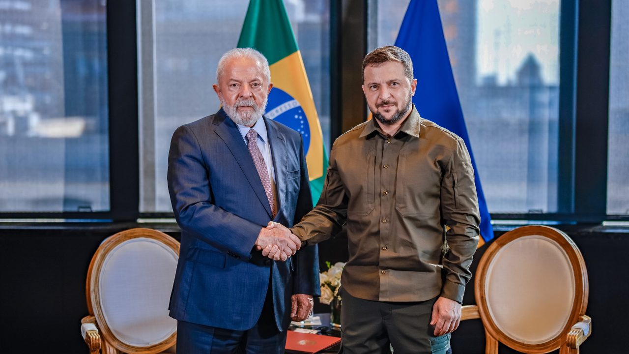 Lula critica Trump por 'humilhação' a Zelensky e defende solução pacífica para guerra na Ucrânia