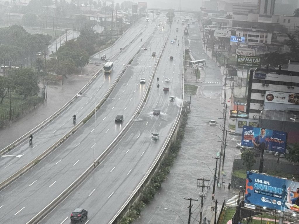 Natal enfrenta alagamentos e transtornos devido às fortes chuvas; áreas de risco em alerta