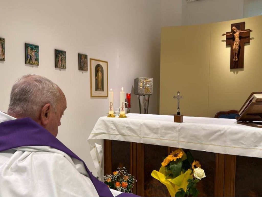 Papa Francisco celebra missa em hospital durante tratamento de pneumonia