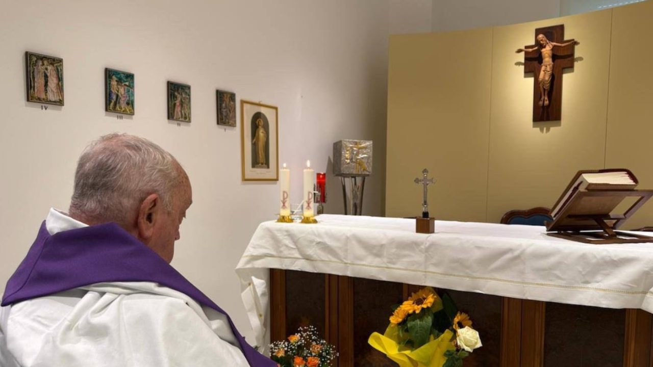 Papa Francisco celebra missa em hospital durante tratamento de pneumonia